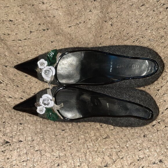 MIU MIU-Black Tweed Pointed-Toe Pump w/ Floral Design on Patent Toe-Sz 38.5-EX - Picture 6 of 8